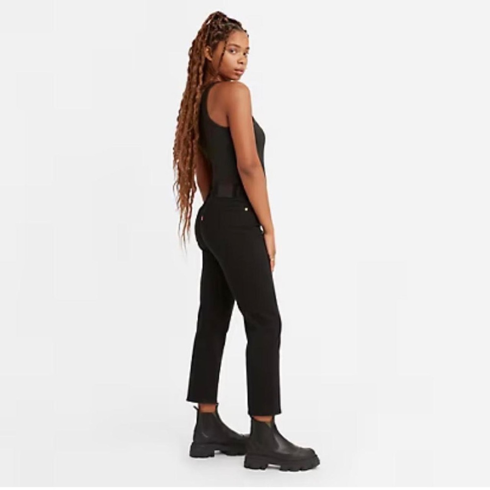 Cute woman’s wedgie straight Levi jeans!